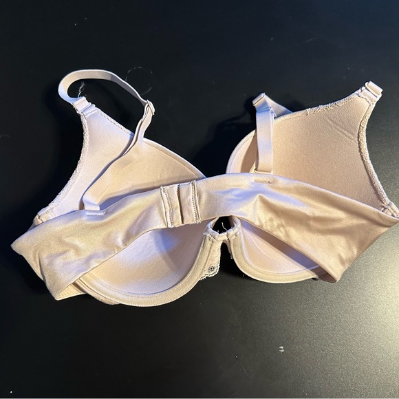 Maidenform Women's Bra 36C - underwire coverts to - soft pink color. Like new - Picture 5 of 8